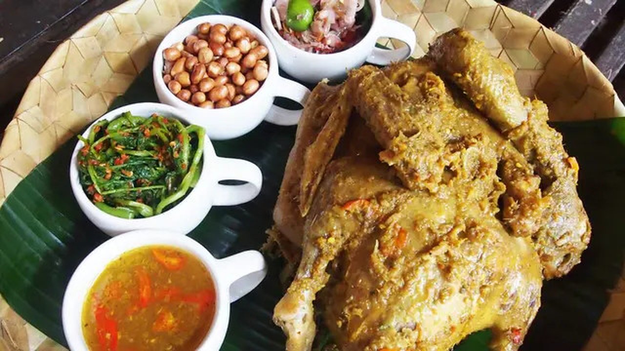 Menu ayam betutu khas Bali. (Liputan6.com/Dewi Divianta)