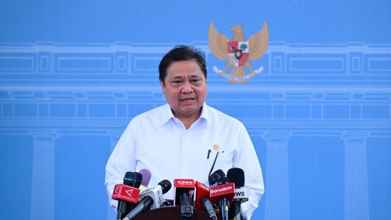 Pemerintah Indonesia menyiapkan langkah strategis untuk menghadapi kebijakan tarif resiprokal AS sebesar 32 persen yang mulai berlaku April 2025, guna mitigasi dampak negatif terhadap perekonomian nasional.