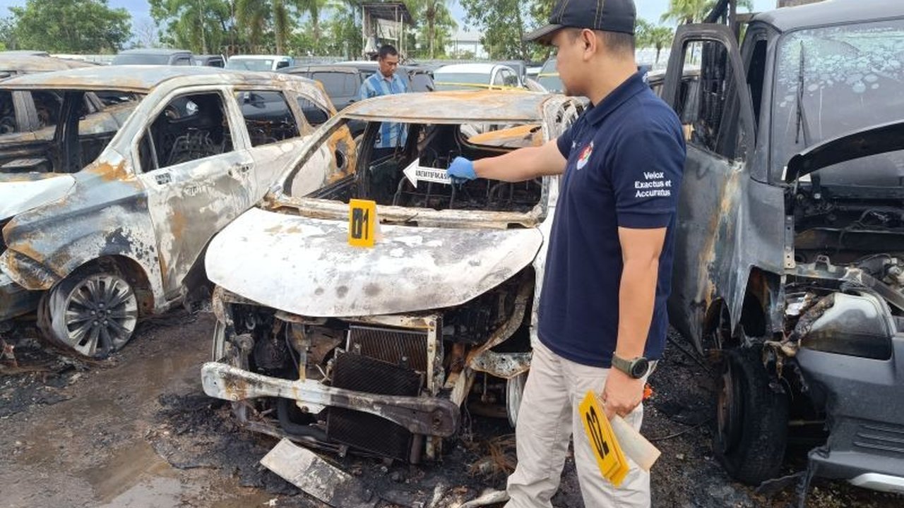 Sebanyak 18 mobil hangus terbakar di parkiran PT JBA Banjarbaru, Kalimantan Selatan; polisi masih menyelidiki penyebab kebakaran yang diduga berawal dari mobil Daihatsu Calya.