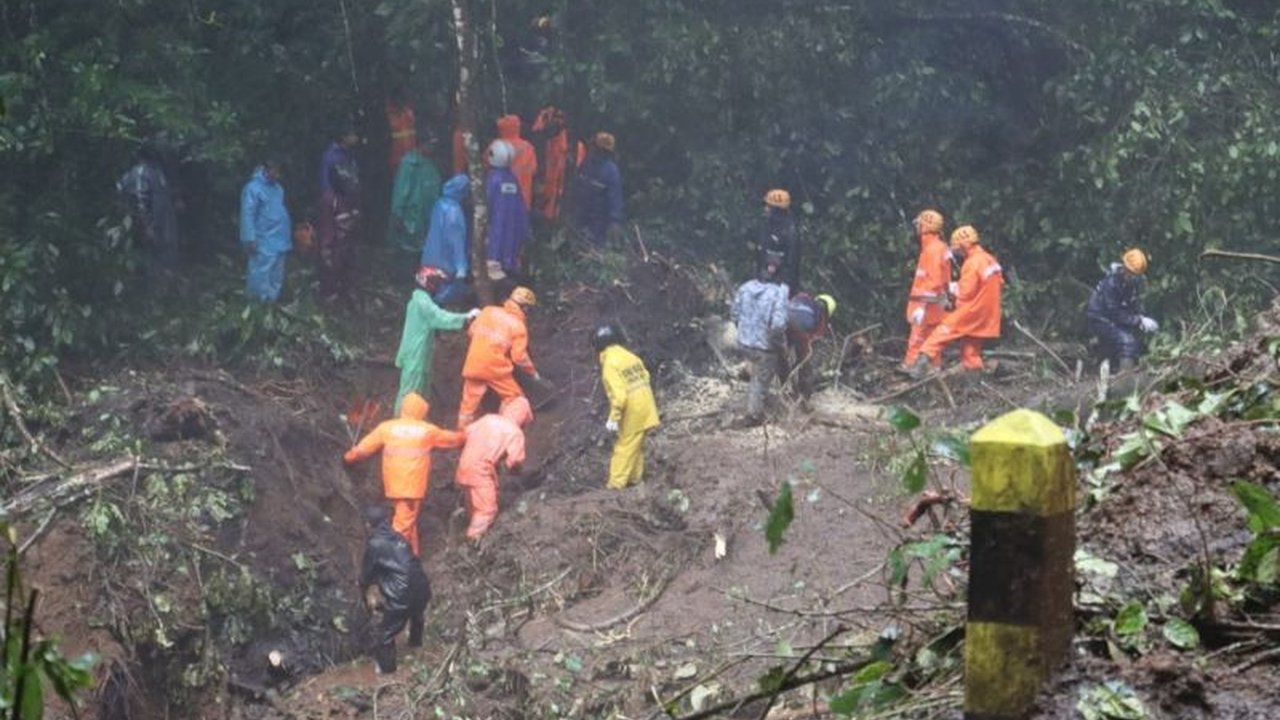 Bencana tanah longsor di jalur Cangar-Pacet, Mojokerto, Jawa Timur mengakibatkan satu korban meninggal dunia dan akses jalan terputus; Polres Mojokerto kerahkan tim evakuasi.