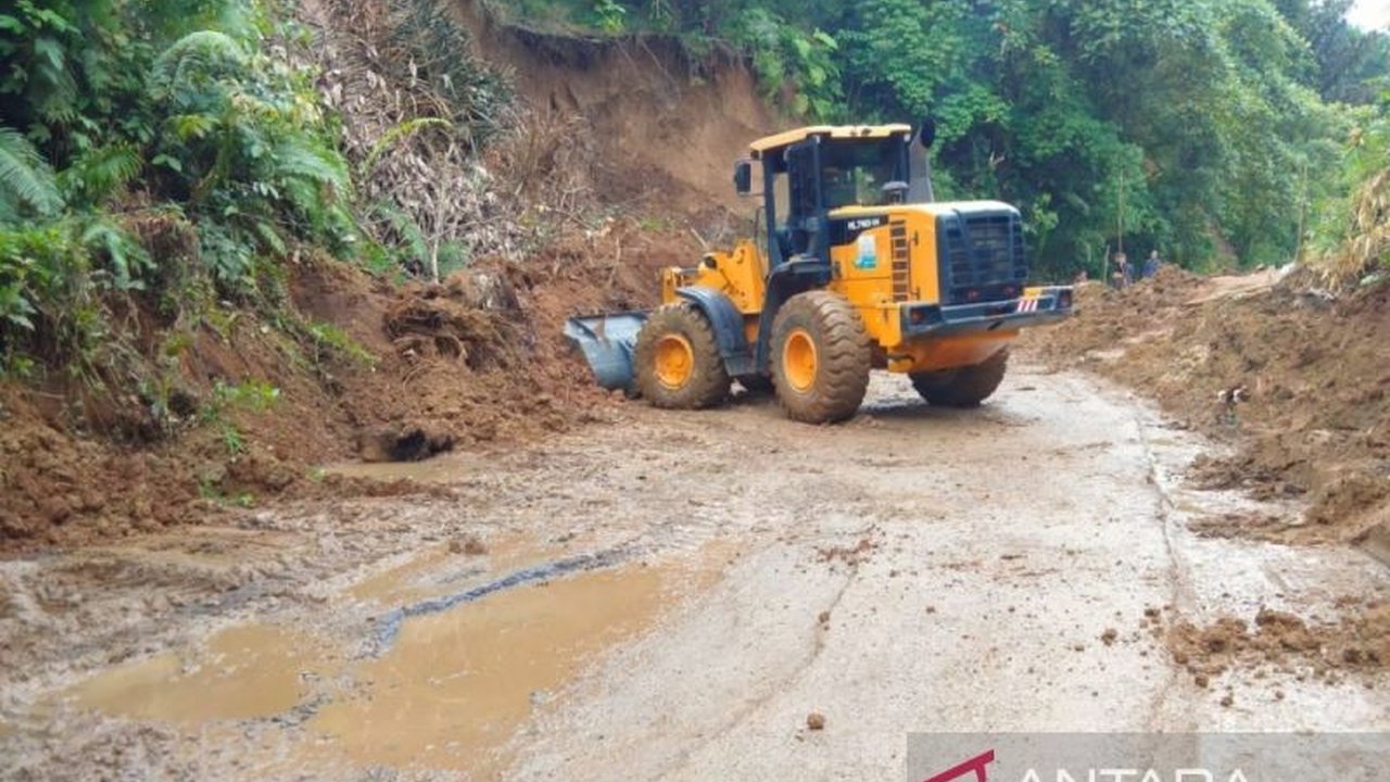 BPBD Rejang Lebong berhasil evakuasi material longsor di jalur mudik Desa Taba Padang, Kecamatan Binduriang, setelah sebelumnya sempat menyebabkan kemacetan panjang.