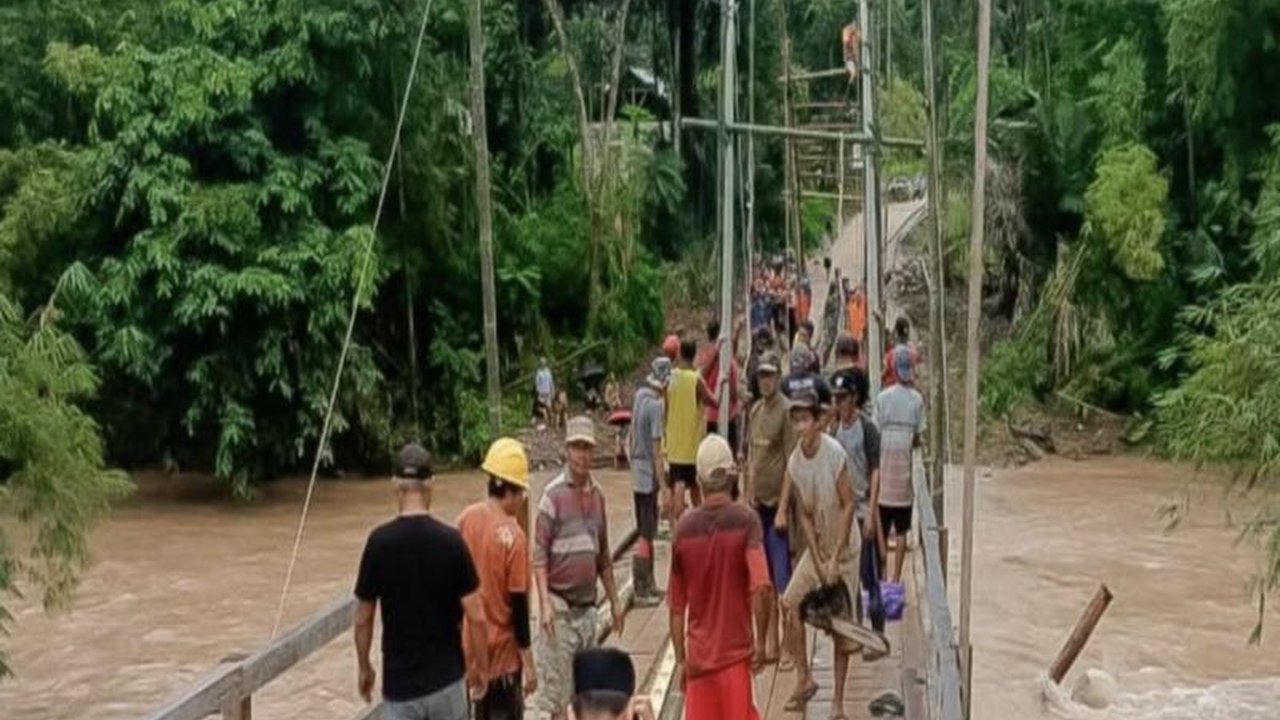 Pemkab Morowali Utara bersama warga, TNI/Polri, dan PMI bahu-membahu membangun jembatan darurat pasca banjir bandang yang memutus akses di Desa Lembobelala, serta menyalurkan bantuan logistik.