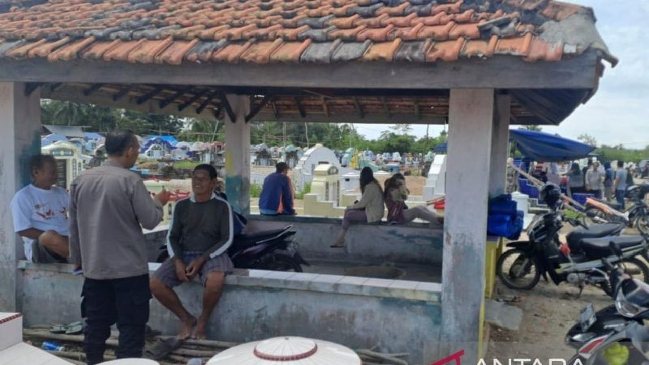 Polres Bangka Barat mengamankan perayaan Cengbeng, tradisi ziarah kubur warga keturunan Tionghoa di Bangka Barat, untuk memastikan kelancaran dan keamanan kegiatan.