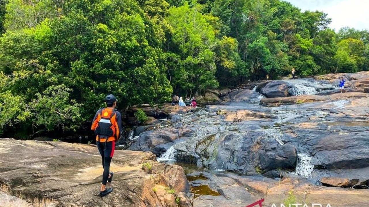 Basarnas Natuna melakukan patroli keamanan di tempat wisata Natuna dan Kepulauan Anambas selama libur Lebaran Idul Fitri 1446 H, guna memastikan keamanan dan kenyamanan pengunjung.