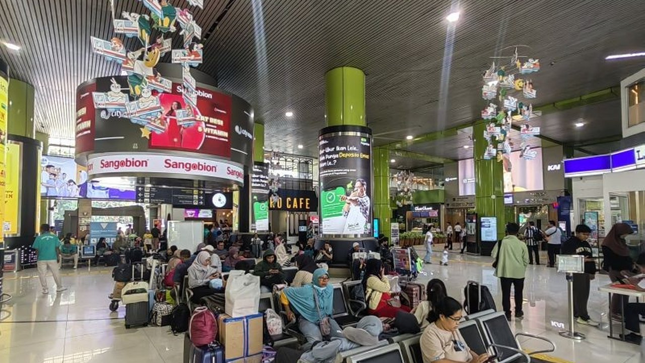 Jumlah pemudik yang menggunakan kereta api dari Daop 1 Jakarta masih tinggi pada H+3 Lebaran 2025, meskipun terjadi penurunan dibandingkan hari-hari sebelumnya.