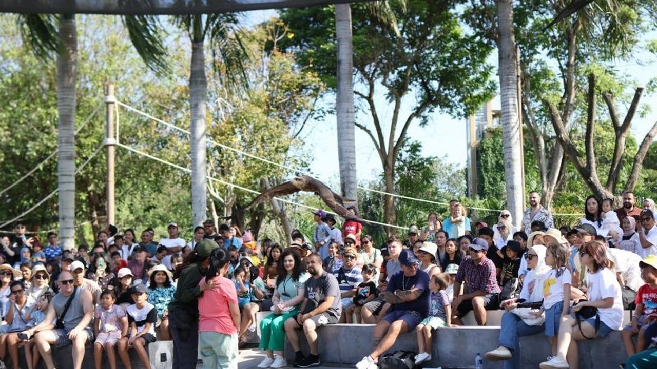 Bali Zoo di Gianyar, Bali, menjadi destinasi wisata edukasi satwa yang ramai dikunjungi selama libur Lebaran 2025, menawarkan berbagai aktivitas seru bagi keluarga.