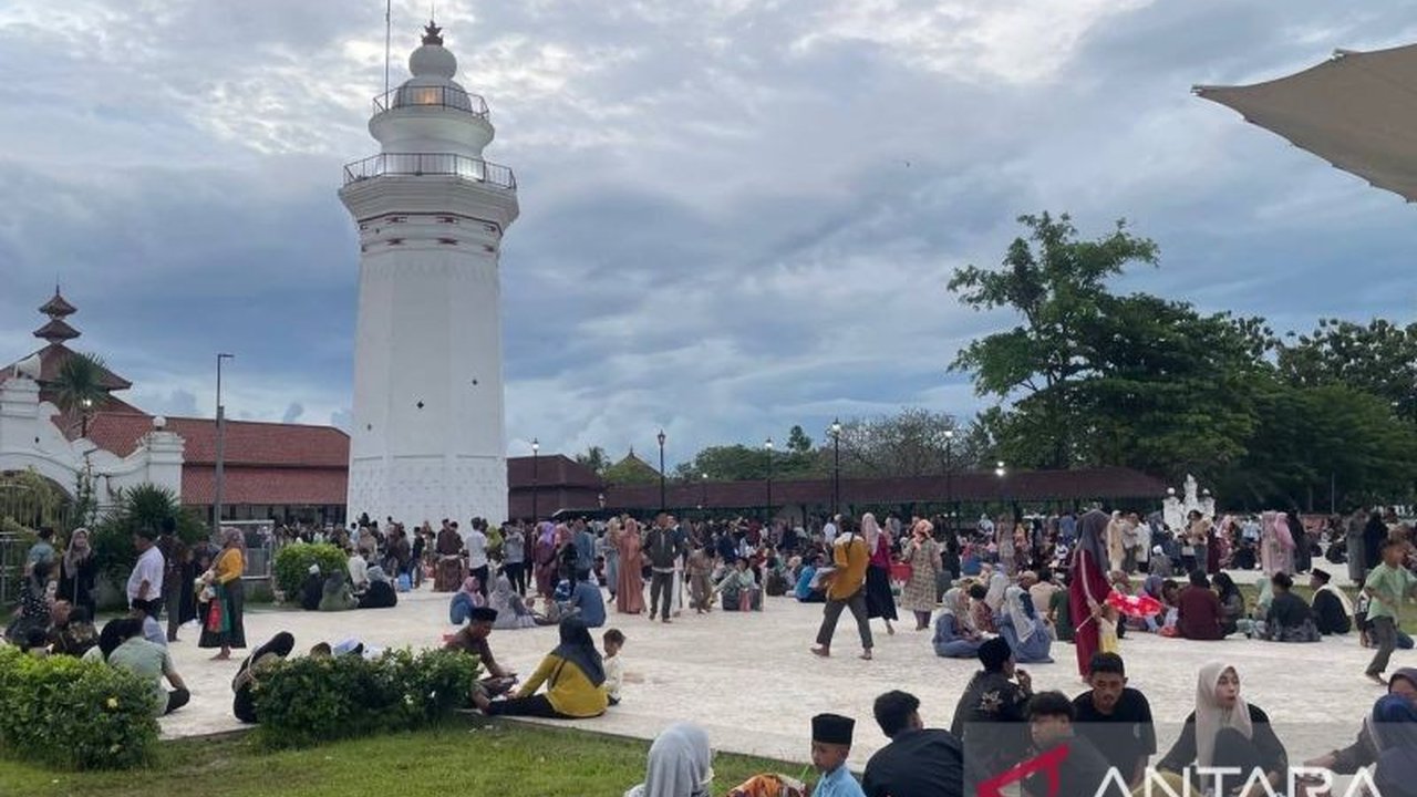 Destinasi wisata religi Banten Lama di Serang, Banten, dipadati 17 ribu wisatawan setiap harinya selama libur Lebaran 2025, meningkat sekitar 40 persen dibandingkan tahun sebelumnya.