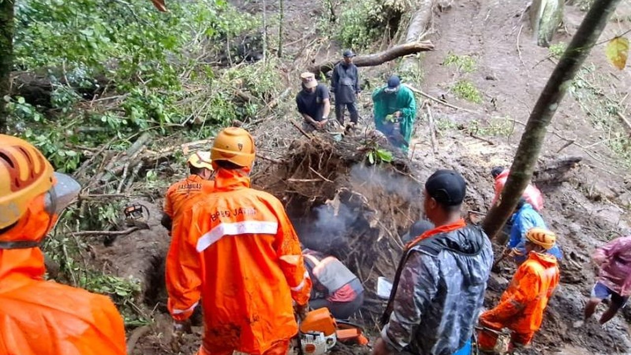 Bencana tanah longsor di jalur Pacet-Cangar, Jawa Timur, memaksa empat lokasi wisata di Tahura Raden Soerjo untuk ditutup sementara demi keselamatan pengunjung.