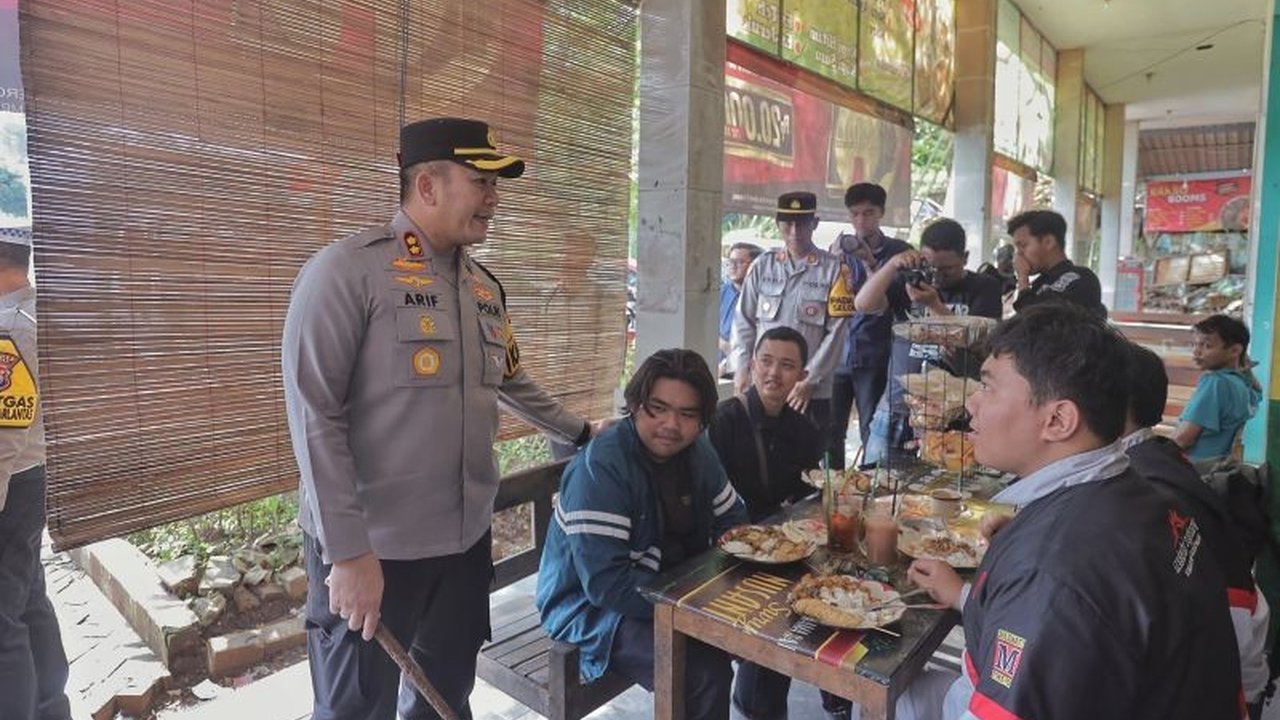 Kapolres Blitar, AKBP Arif Fazlurahman, memastikan arus mudik Lebaran 2025 di Blitar relatif lancar berkat kesiapsiagaan personel kepolisian di titik-titik rawan kemacetan.