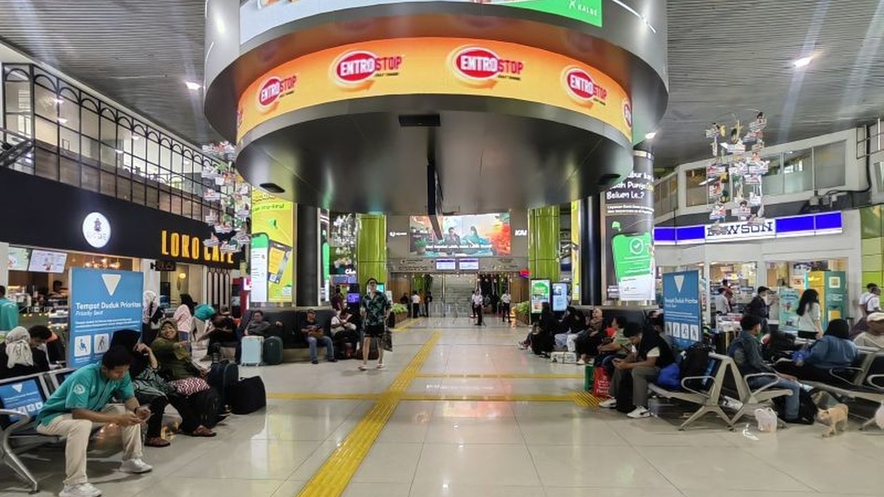 PT KAI Daop 1 Jakarta mencatat lonjakan kedatangan pemudik di Stasiun Gambir dan sejumlah stasiun lainnya pada Kamis, 3 April 2025, menandakan peningkatan arus balik Lebaran.