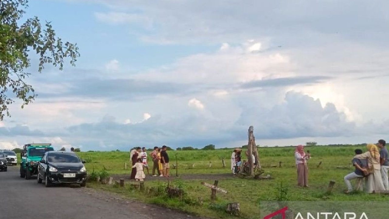 Selama tiga hari libur Lebaran 2025, Taman Nasional Baluran di Situbondo, Jawa Timur, dipadati 7.796 wisatawan, didominasi pengunjung lokal dan sedikit wisatawan mancanegara.