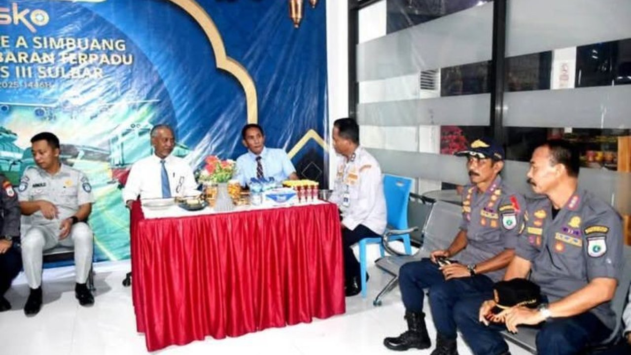 Sebanyak 21 ribu pemudik di Sulawesi Barat menggunakan angkutan umum roda empat dan bus selama Lebaran Idul Fitri 1446 H, dengan Pemprov Sulbar melakukan berbagai upaya untuk memastikan kelancaran arus mudik dan balik.