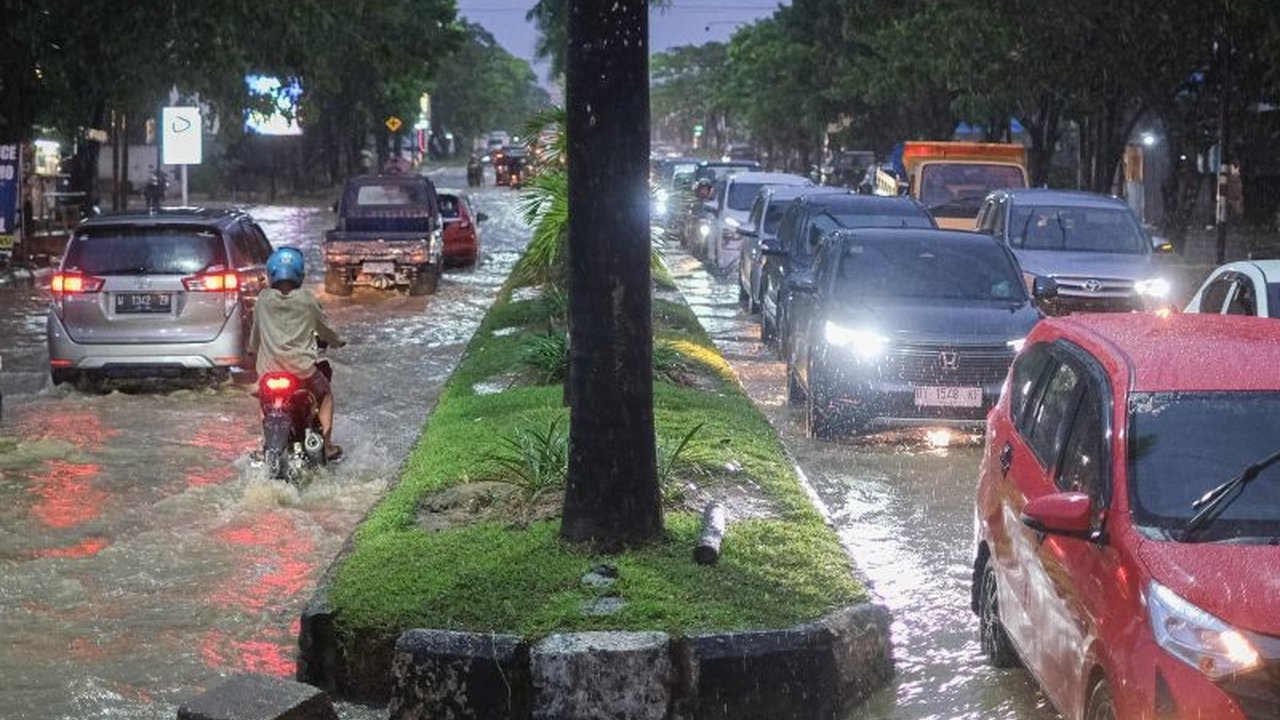 Badan Meteorologi, Klimatologi, dan Geofisika (BMKG) memprakirakan cuaca di sebagian besar wilayah Indonesia akan berawan hingga hujan pada hari Jumat ini, dengan potensi hujan lebat di beberapa daerah.