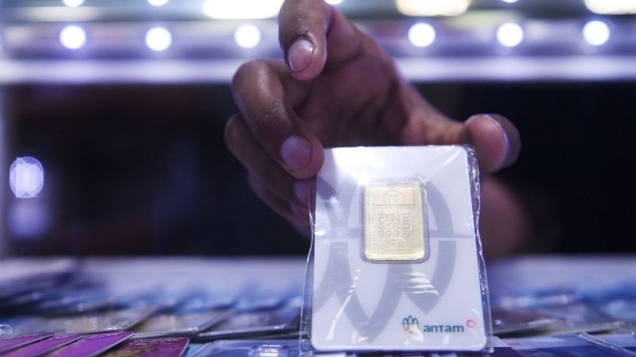 Harga emas Antam dan Galeri24 naik signifikan, sementara harga emas UBS turun tipis pada perdagangan Jumat di Pegadaian.