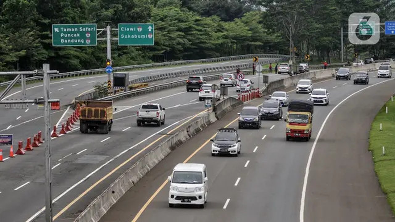 Arus kendaraan arah Jakarta saat melintas di Tol Jagorawi, Bogor, Jawa Barat, Minggu (2/1/2022). PT Jasa Marga (persero) Tbk. mencatat lebih dari 137 ribu kendaraan kembali ke Jakarta melalui