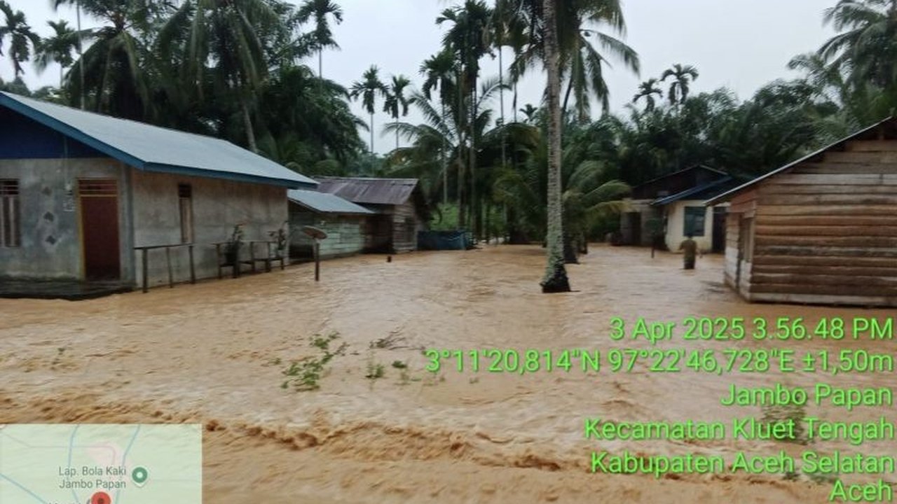 Hujan deras menyebabkan Sungai Manggamat meluap dan merendam ratusan rumah di tujuh desa di Kecamatan Kluet Tengah, Aceh Selatan, mengakibatkan 644 jiwa terdampak.