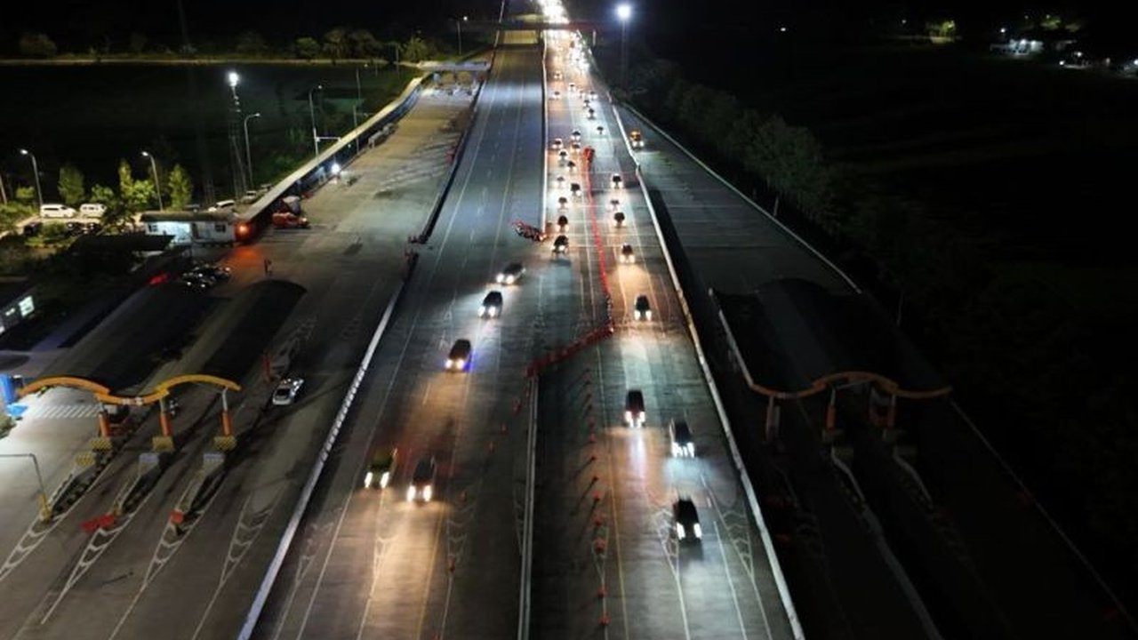 Demi menghindari kepadatan arus balik yang diprediksi terjadi pada 5-7 April 2025, pemudik diimbau pulang lebih awal dan memanfaatkan diskon tarif tol.