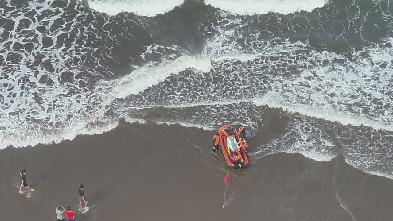 Tim SAR gabungan di Pangandaran terus berupaya menemukan Dede Sulaiman (15), wisatawan asal Garut yang hilang terseret arus di Pantai Pangandaran, setelah sebelumnya berhasil menemukan Suhendar (19) dalam kondisi meninggal dunia.