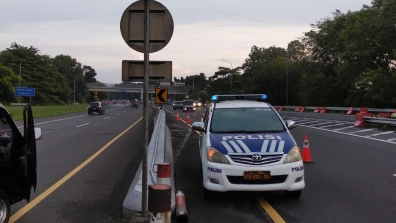 Kepolisian memberlakukan contraflow di Tol Jagorawi arah Puncak pada Jumat pagi untuk mengatasi lonjakan kendaraan selama periode Lebaran 2025, didukung penuh oleh Jasa Marga.