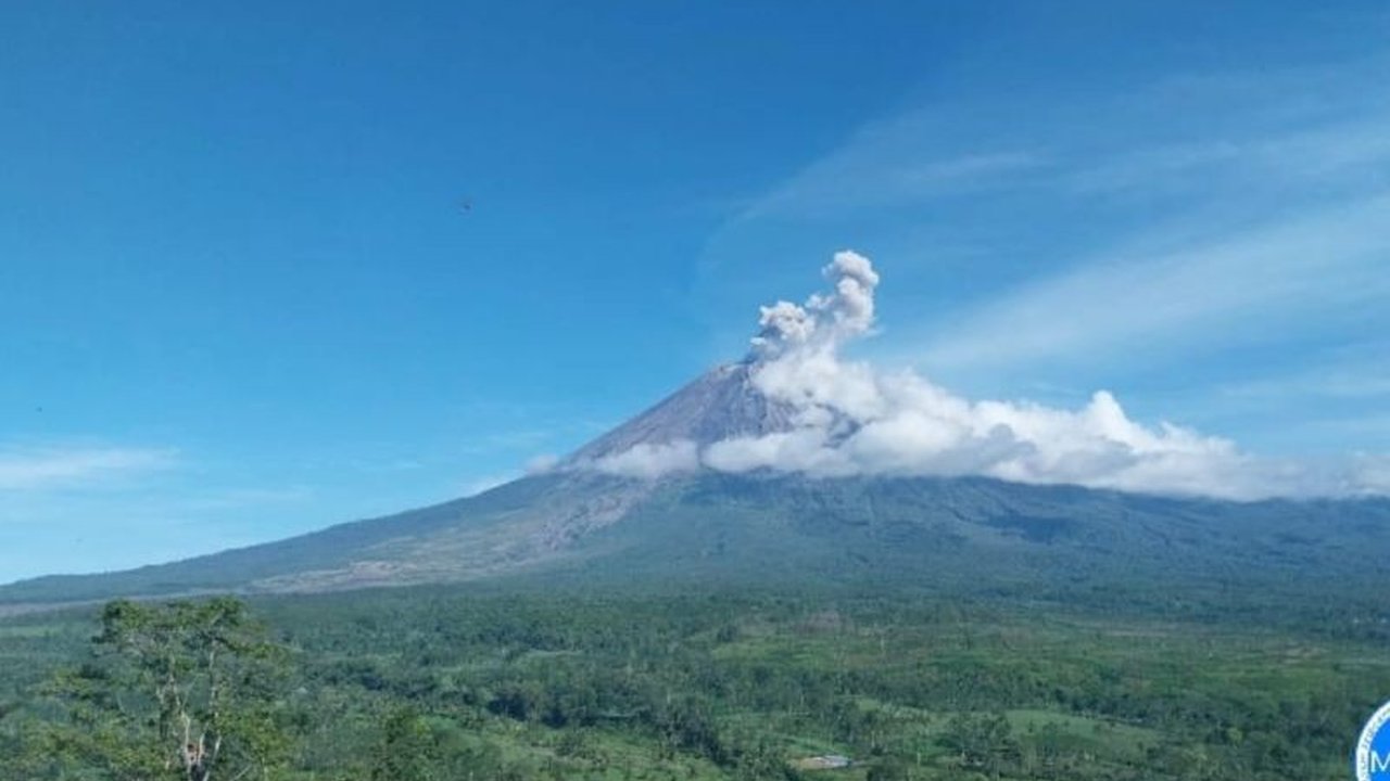 Gunung Semeru di Jawa Timur erupsi empat kali pada Jumat pagi, dengan letusan tertinggi mencapai 800 meter di atas puncak, menyebabkan peningkatan status siaga.