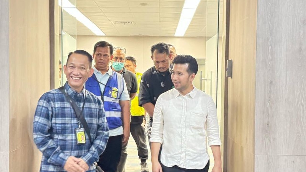 Wakil Gubernur Jatim, Emil Dardak, meninjau kesiapan Bandara Juanda menghadapi arus balik Lebaran 2025, menitikberatkan pada penanganan dampak cuaca ekstrem dan memastikan kelancaran arus balik pemudik.