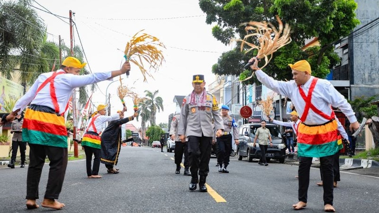 Kapolda Maluku Utara, Irjen Pol Waris Agono, menekankan peningkatan pelayanan publik, profesionalisme, dan penegakan hukum yang humanis untuk mengembalikan kepercayaan masyarakat kepada Polri.