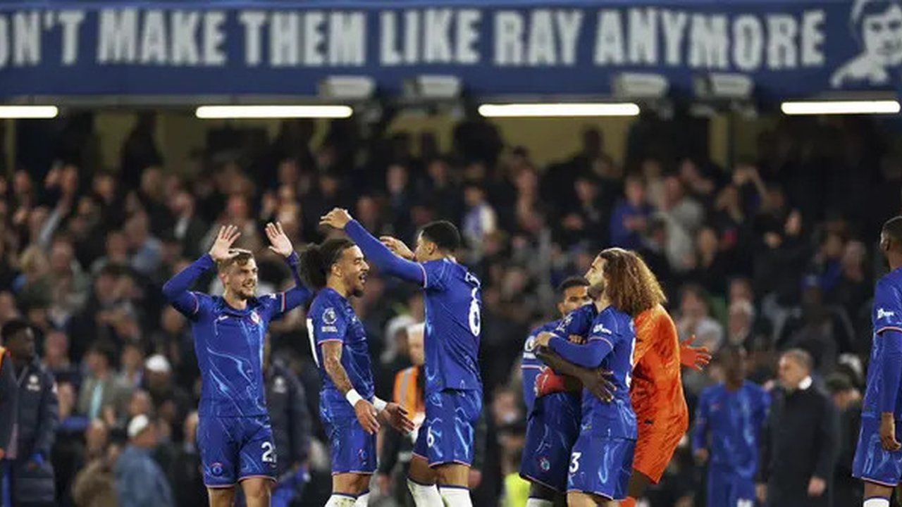 Pemain Chelsea merayakan kemenangan atas Tottenham Hotspur dalam laga pekan ke-30 Premier League 2024/2025 di Stamford Bridge, Jumat (4/4/2025) dini hari WIB. (AP Photo/Ian Walton)