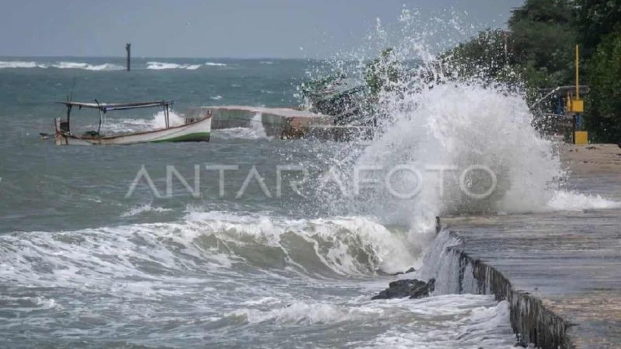 BMKG Aceh memprakirakan gelombang laut di sejumlah perairan Aceh berpotensi mencapai 2,5 meter pada 4-7 April, membahayakan pelayaran nelayan dan kapal tongkang.
