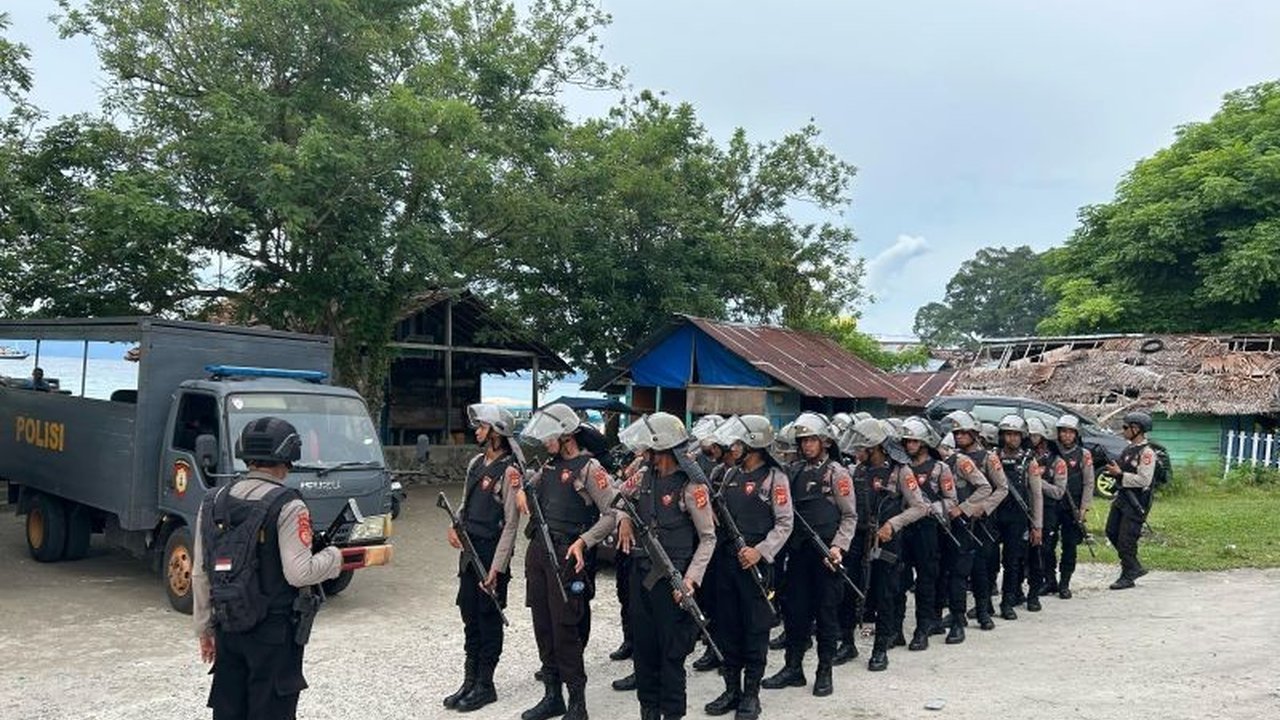 Bentrokan antarwarga di Desa Sawai, Maluku Tengah telah mereda berkat kesigapan aparat gabungan TNI-Polri, namun satu polisi gugur dalam peristiwa tersebut.