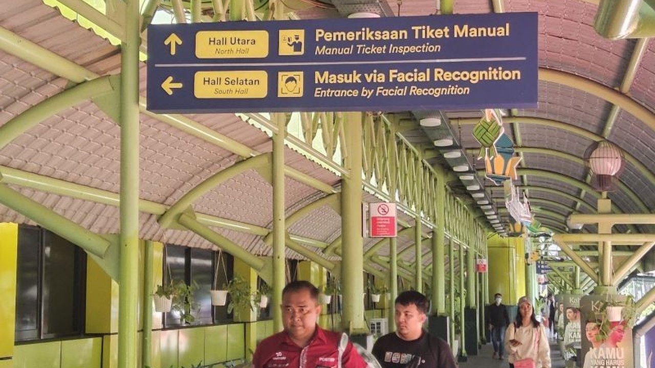 Puncak arus balik Lebaran 2025 di Stasiun Gambir, Jakarta, mencatat kedatangan 16.700 penumpang kereta api pada Jumat (4/4), dengan peningkatan signifikan sejak 2 April.
