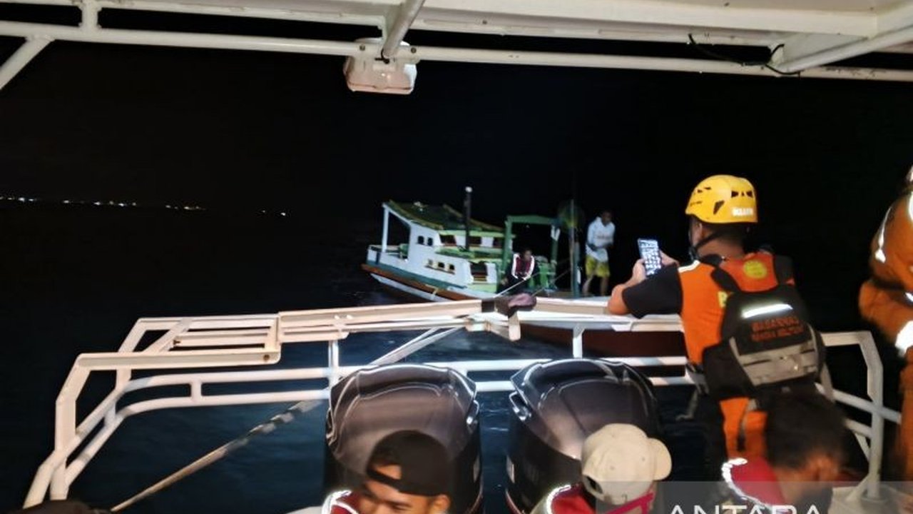 Tim SAR berhasil mengevakuasi delapan orang penumpang KM Sri Bintang yang mengalami mati mesin di perairan Koala, Bangka Belitung,  setelah mendapat laporan pada Jumat malam.