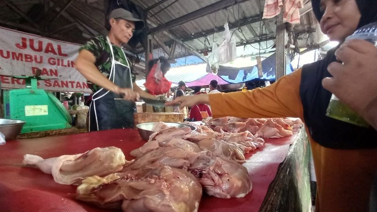 Harga daging sapi di Pangkalpinang turun signifikan menjadi Rp138.000 per kilogram pasca Lebaran Idul Fitri 2025, disebabkan penurunan permintaan masyarakat.