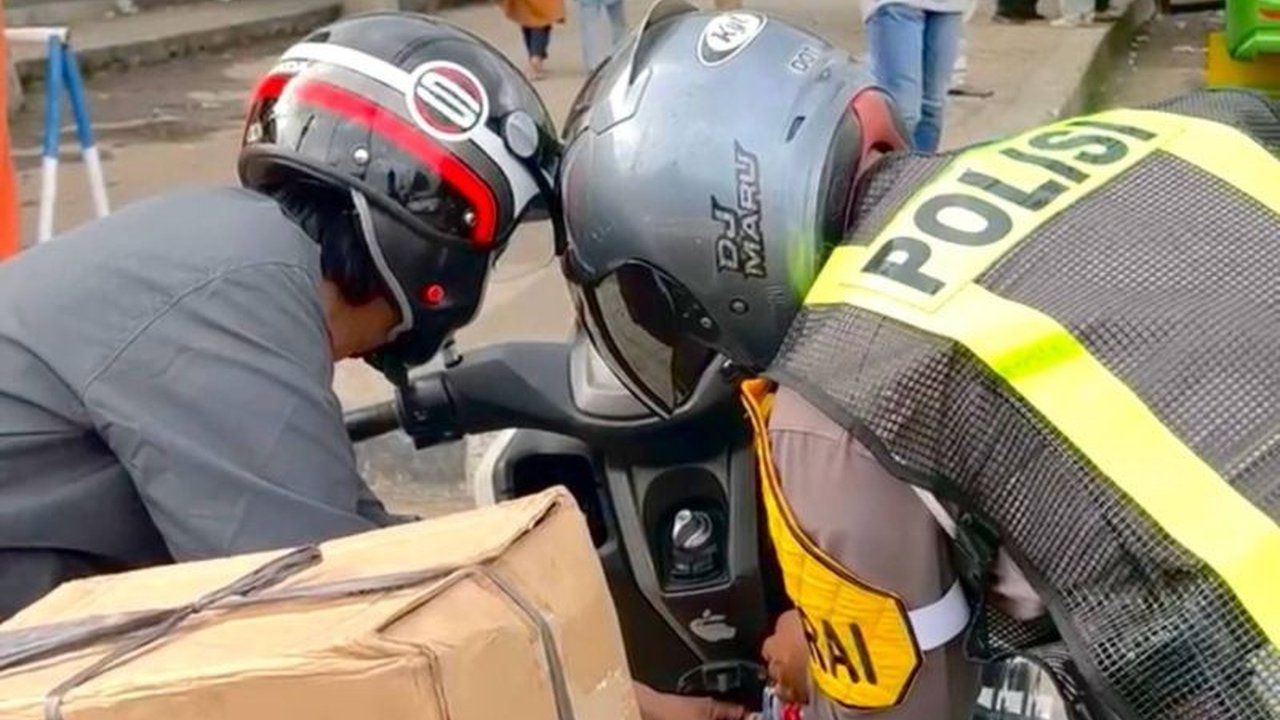 Polres Lampung Tengah luncurkan layanan BBM gratis keliling untuk membantu pemudik yang kehabisan bahan bakar di jalur utama lintas tengah Sumatera, memastikan perjalanan mudik dan balik tetap lancar.