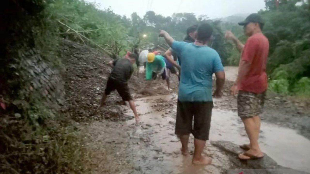 Banjir dan longsor menerjang Cilacap, Jawa Tengah, namun BNPB memastikan tidak ada korban jiwa, meskipun akses jalan sempat terputus dan puluhan rumah terendam.