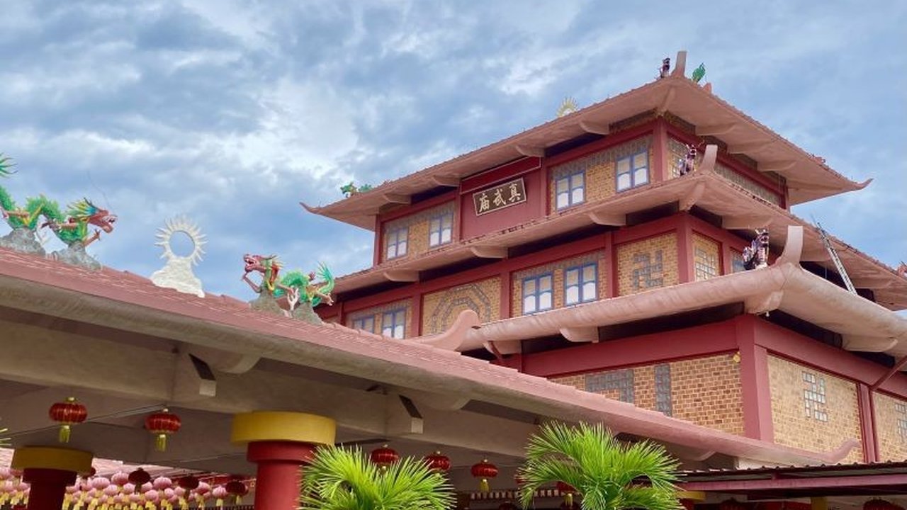 Perjalanan spiritual 33 bhikkhu dari Thailand menuju Candi Borobudur singgah di Batam, mempromosikan toleransi beragama dan perdamaian dunia melalui kunjungan ke berbagai tempat ibadah.