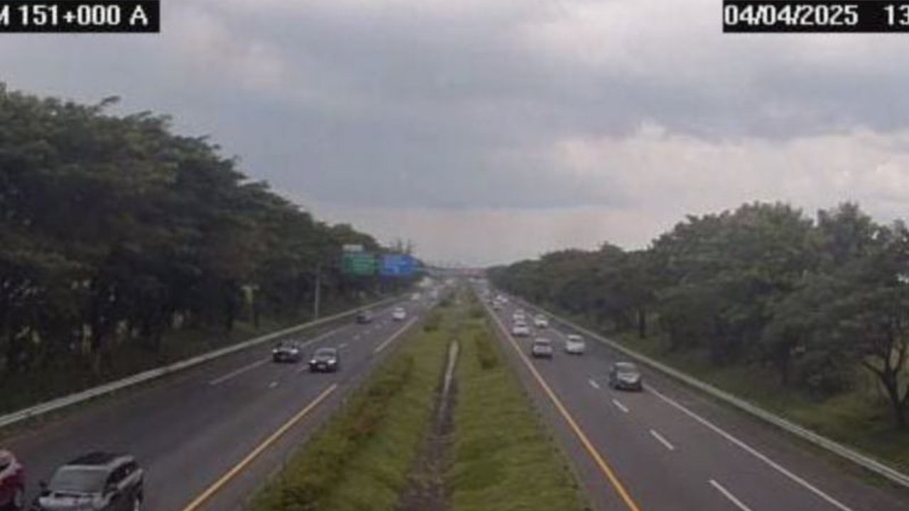 Arus lalu lintas di Tol Cipali terpantau lancar hingga Jumat siang dengan 36.500 kendaraan menuju Jakarta, meningkat 77 persen dari hari sebelumnya.