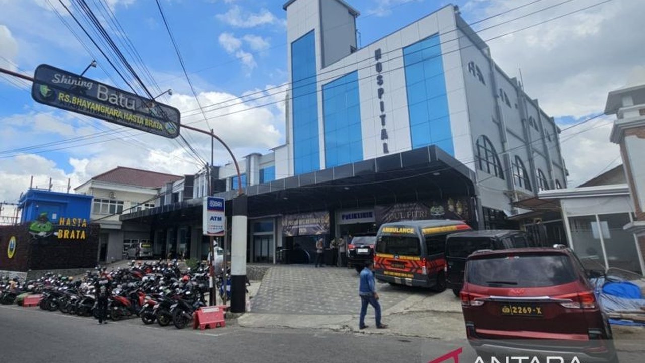 Enam jenazah korban longsor Pacet-Cangar tiba di RS Bhayangkara Hasta Brata Batu untuk identifikasi DVI, sementara empat jenazah lainnya telah diidentifikasi di Mojokerto; total korban meninggal dunia mencapai 10 orang.