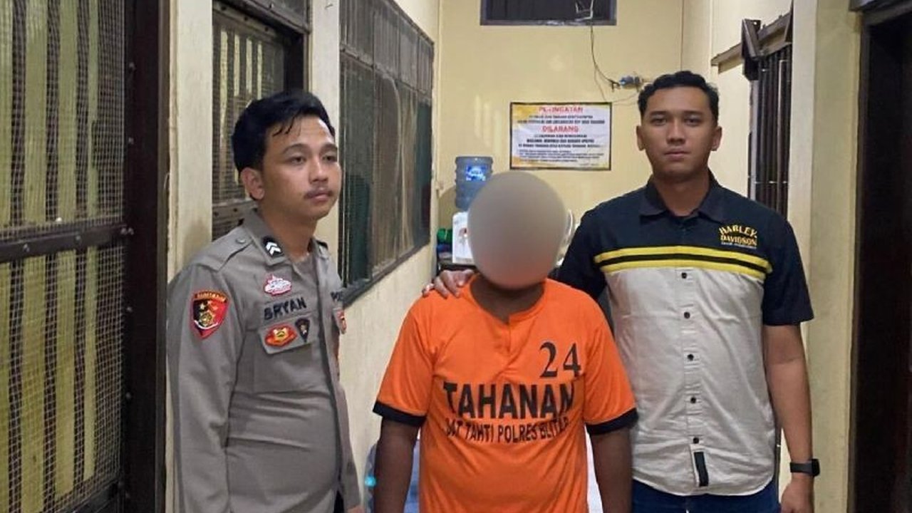 Polisi Blitar berhasil menangkap EP (33), pelaku pembacokan mantan istrinya, FK (29), di Desa Ngeni, Wonotirto, kurang dari 48 jam setelah kejadian.