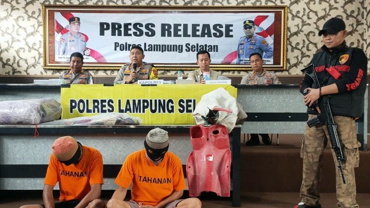 Polres Lampung Selatan menangkap Herman, suami korban, atas kasus pembunuhan terhadap istrinya, WD, yang ditemukan tewas di kontrakan di Bakauheni. Pelaku mengaku kesal karena korban meminta cerai.