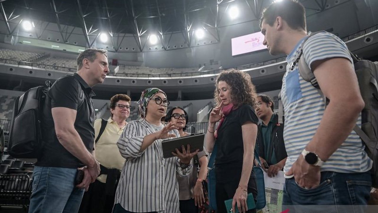 Atlet gimnastik kelas dunia, termasuk Rebeca Andrade dan Carlos Yulo, akan meramaikan Kejuaraan Dunia Gimnastik Artistik 2025 di Jakarta, menandai tonggak sejarah bagi Indonesia.