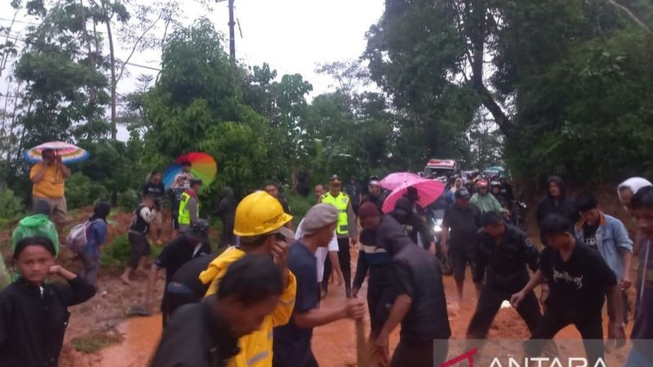 Jalur selatan Cianjur yang sempat terputus akibat longsor kini telah kembali normal, namun pengendara diimbau tetap waspada terhadap potensi longsor susulan.
