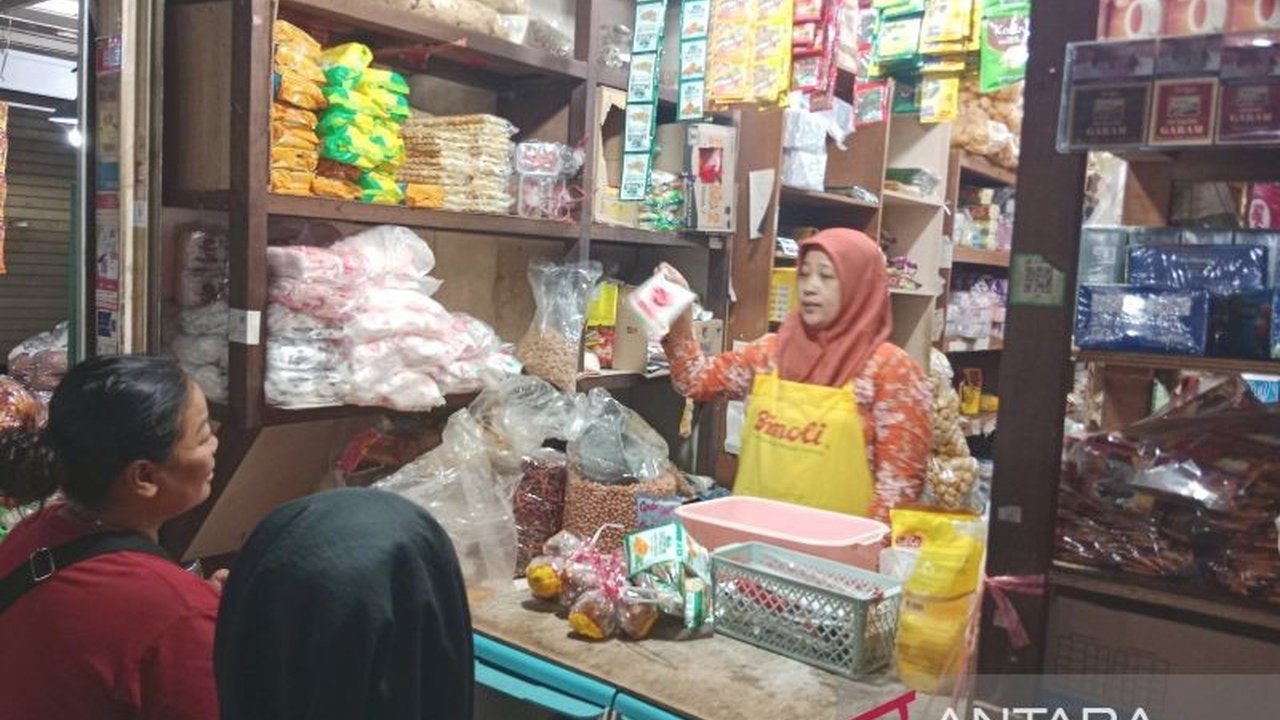 Harga kebutuhan pokok di Yogyakarta tetap stabil pasca Lebaran 2025, meskipun ada kenaikan pada beberapa komoditas sayur mayur akibat cuaca dan permintaan.