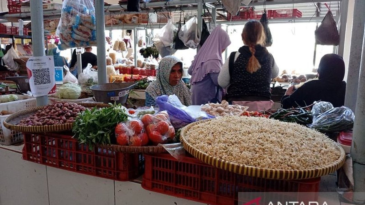 Harga kebutuhan pokok di Banyumas relatif stabil pasca Lebaran 2025, bahkan harga cabai rawit merah turun drastis setelah sempat melonjak tinggi, meskipun harga bawang merah masih tinggi.