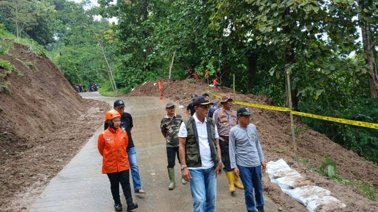 BPBD Ciamis kerahkan tim untuk menangani 12 lokasi bencana alam seperti longsor dan banjir di sejumlah kecamatan akibat cuaca ekstrem, tanpa korban jiwa.
