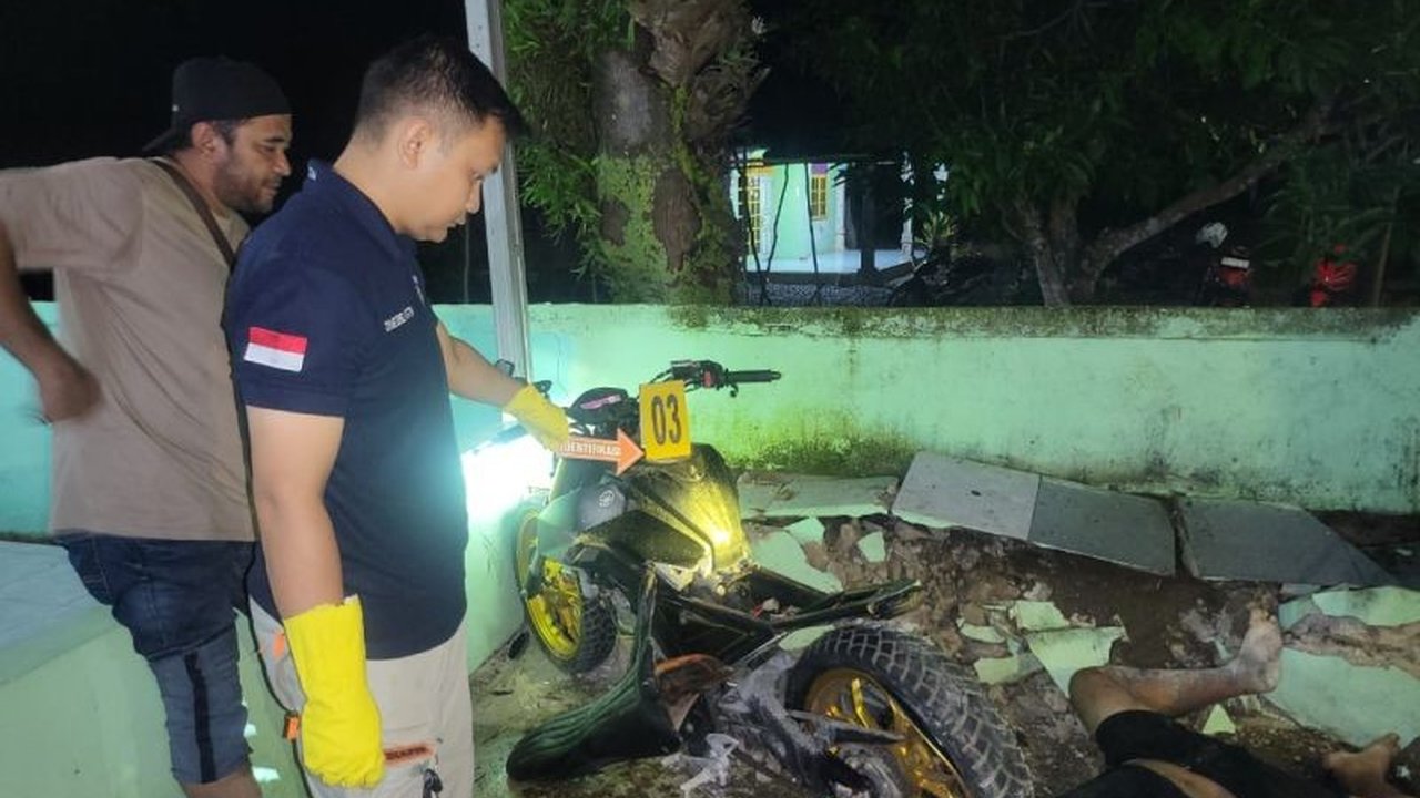 Seorang pelaku begal tewas setelah menabrak bangku beton saat dikejar warga di Banjarbaru, Kalimantan Selatan, usai gagal merampas tas seorang mahasiswi.