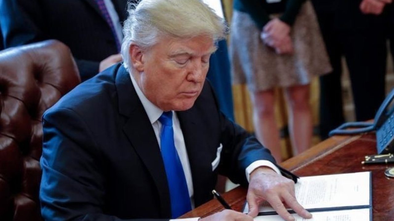 Kebijakan tarif resiprokal AS berpotensi membuat nilai tukar rupiah terdepresiasi dan berdampak moderat pada beberapa produk ekspor Indonesia, seperti tekstil dan kelapa sawit.