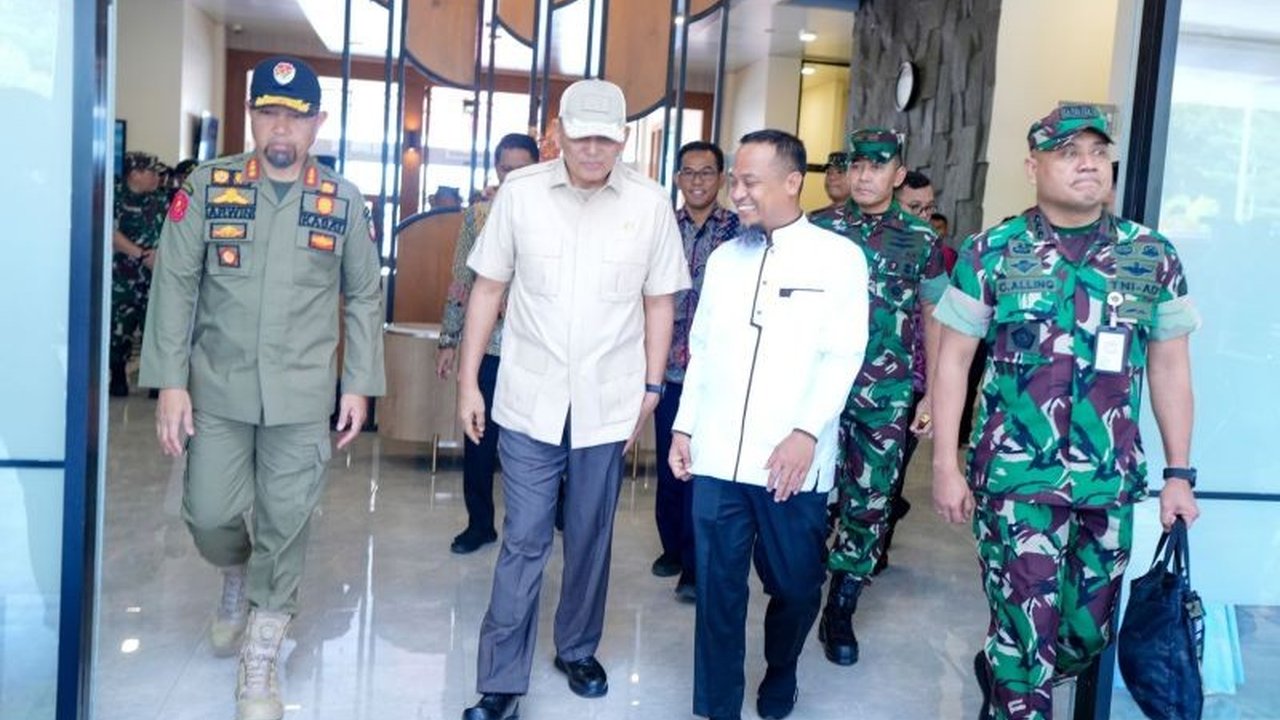 Menteri Pertahanan RI, Sjafrie Sjamsoeddin, disambut hangat oleh Gubernur Sulawesi Selatan, Andi Sudirman Sulaiman, di Lanud Sultan Hasanuddin, Maros, dalam kunjungan kerja yang juga dihadiri sejumlah pejabat penting lainnya.