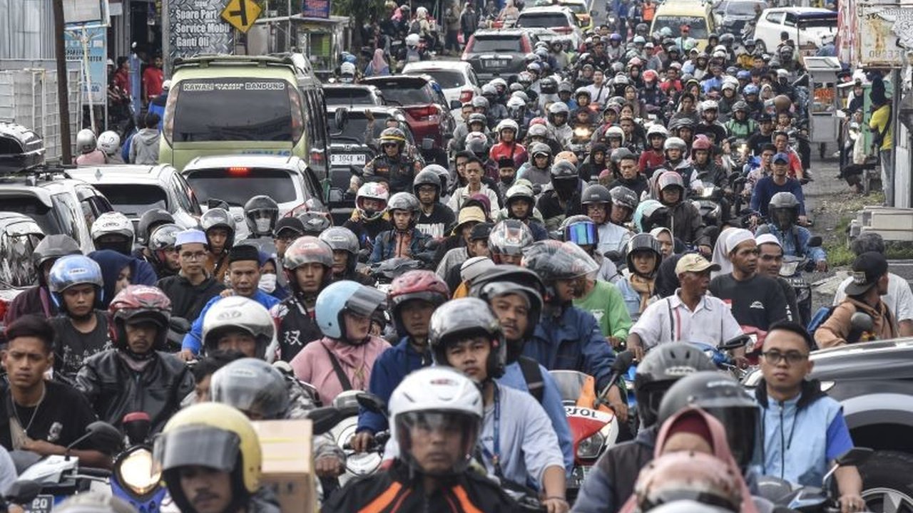 Tradisi mudik Lebaran di Indonesia bukan sekadar perjalanan pulang kampung, tetapi juga perekat sosial yang memperkuat ukhuwah qaryatiyah dan pilar kebangsaan.