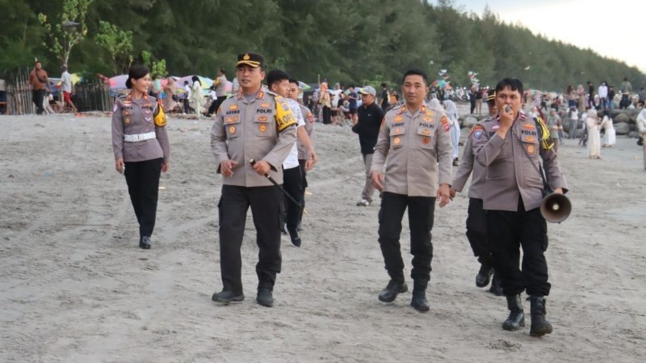 Ribuan wisatawan memadati Pantai Sasak Pohon Seribu di Pasaman Barat selama libur Lebaran, dan Polres Pasaman Barat memastikan keamanan dan keselamatan pengunjung dengan menambah personel dan memberikan imbauan.