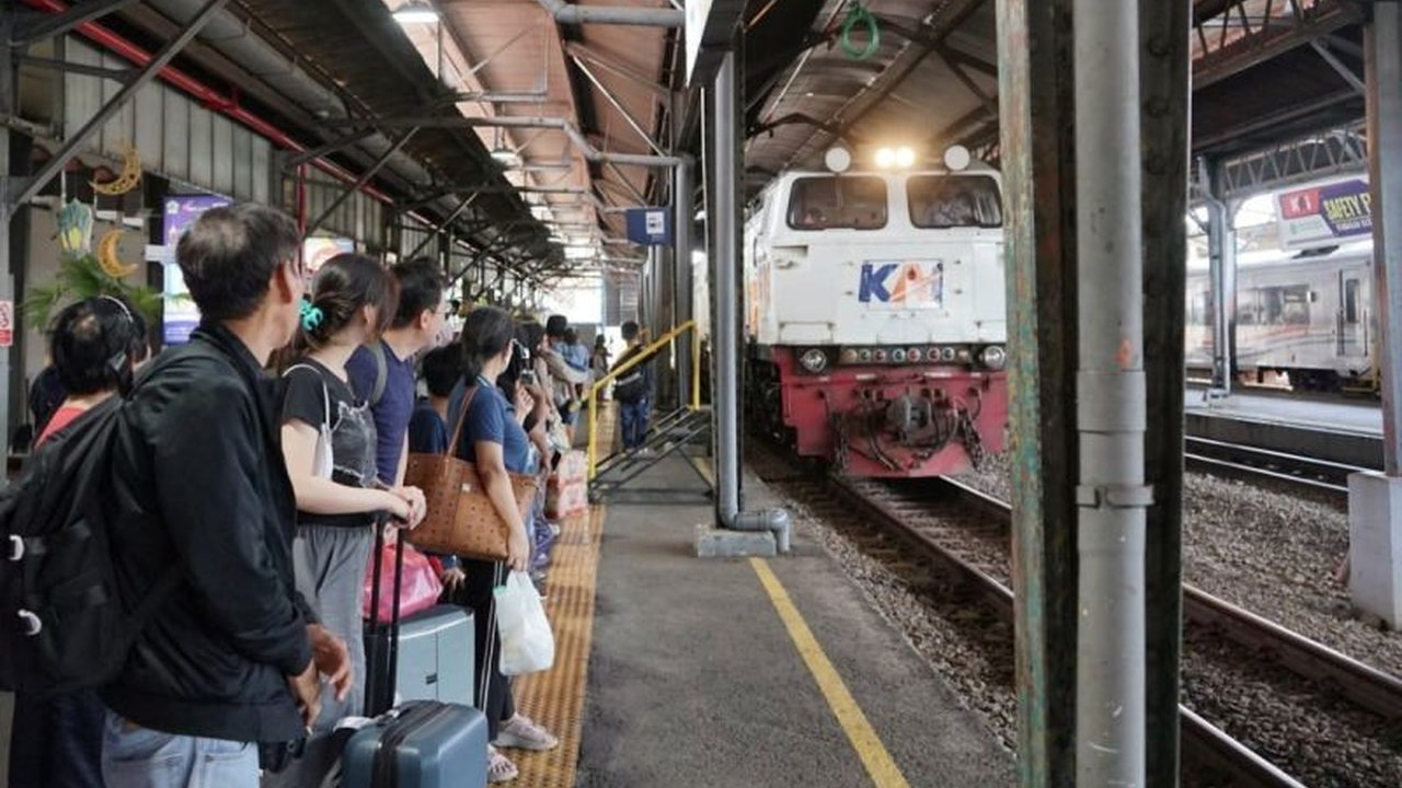 PT KAI Daop 4 Semarang memberangkatkan puluhan ribu penumpang selama arus mudik Lebaran 2025, dengan puncak keberangkatan terjadi pada Kamis (3/4).